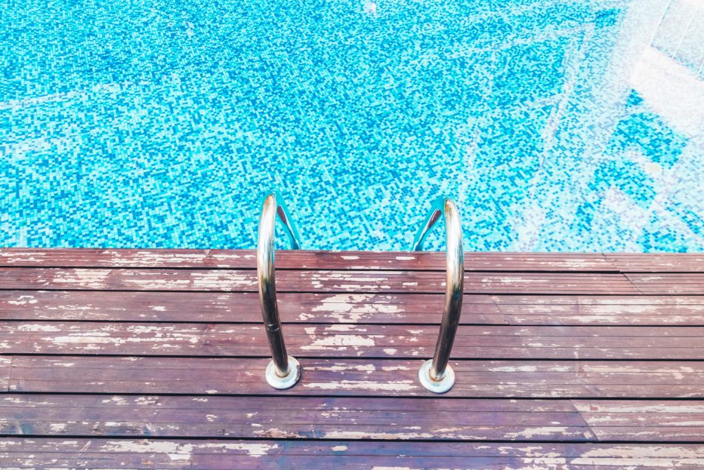 Terrasse de la piscine en bois