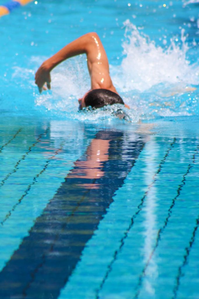 le couloir de nage : une piscine sportive et esthétique